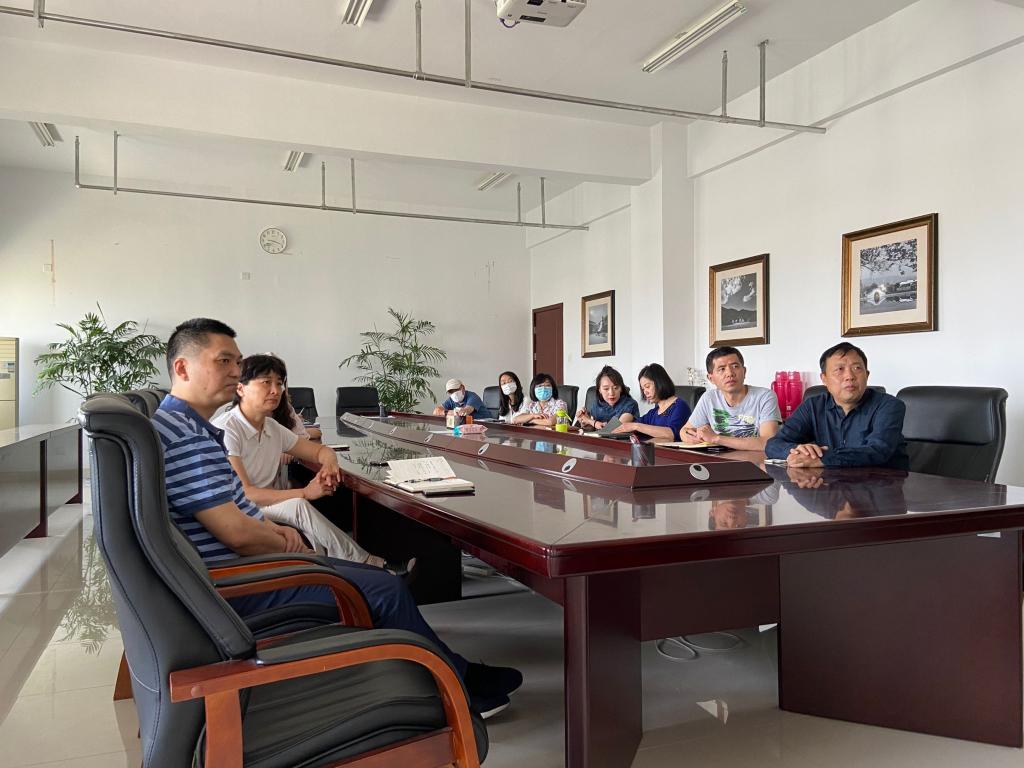 龙8-long8(头号玩家)国际唯一官方网站党员干部正在收看开幕式盛况